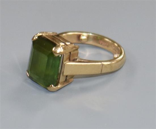 A small 9ct gold and a green tourmaline set ring, size B.